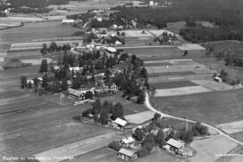 Flygfoto över Häckelsäng, Hamrångebygden - foto DigitalMuseum
