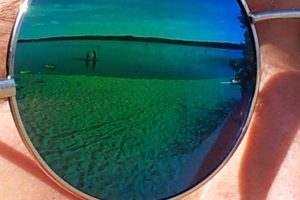 Badstrand Orrnäset spegling i solglasögon - foto Aja Axlund